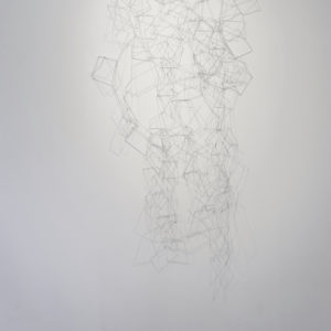 “Blanco II”, 2017, Serie: Sin Título, Figuras geométricas de metal entrelazado, 100 x 160 cm.