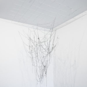 “Proceso VII”, 2013, Serie: Procesos, Cadenas de grapas entrelazadas, 80 x 100 x 45 cm.