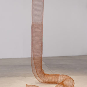 “Sin Título IV” (detalle), 2016, Serie: Sin Título, Alambre de cobre tejido a mano con telar, Dimensiones variables, 730 x 22 cm.
