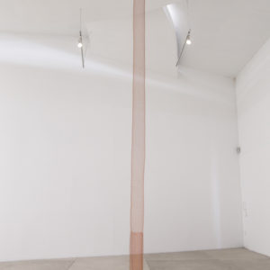 “Sin Título IV”, 2016, Serie: Sin Título, Alambre de cobre tejido a mano con telar, Dimensiones variables, 730 x 22 cm.