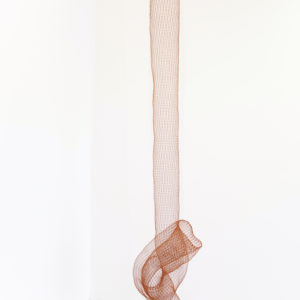 “Sin Título III”, 2015, Serie: Sin Título, Alambre de cobre tejido a mano con telar, Dimensiones variables, 245 x 18 cm.