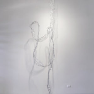 “Sin Titulo VI”, 2017, Serie: Sin Título, Alambre de aluminio tejido a mano con macramé, Dimensiones variables, 780 x 19cm.